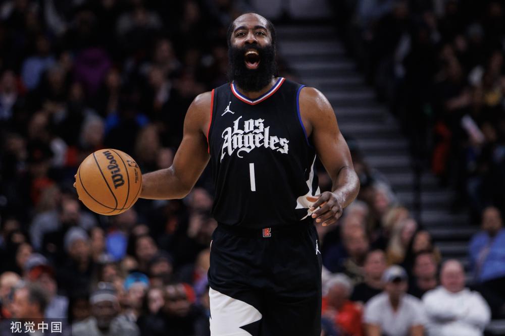 她以稳健的 她以稳健的